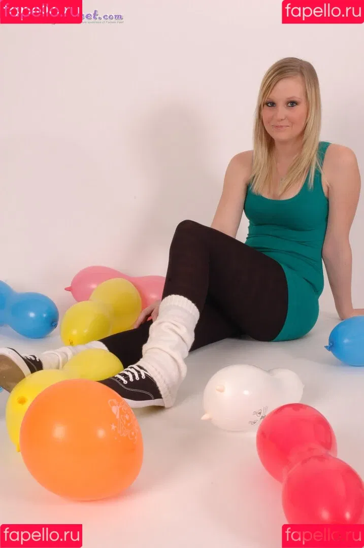 Feetperview / Sockenmädchen Onlyfans Photo Gallery 