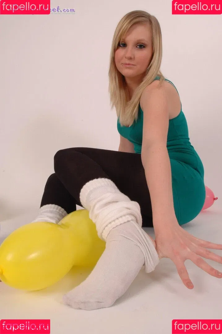 Feetperview / Sockenmädchen Onlyfans Photo Gallery 