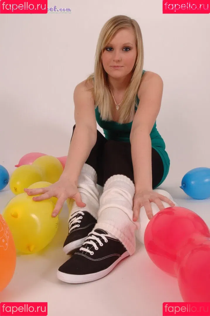 Feetperview / Sockenmädchen Onlyfans Photo Gallery 