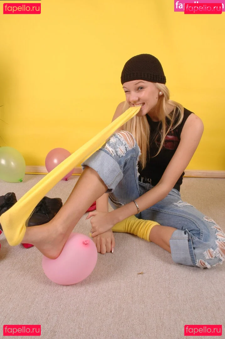 Feetperview / Sockenmädchen Onlyfans Photo Gallery 