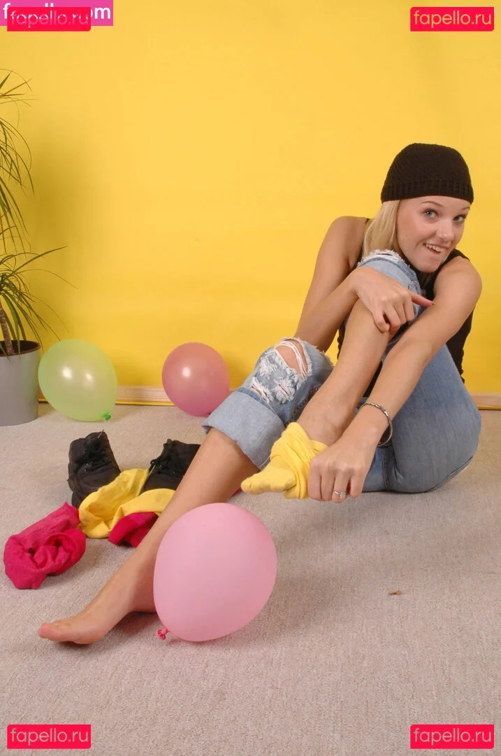 Feetperview / Sockenmädchen Onlyfans Photo Gallery 