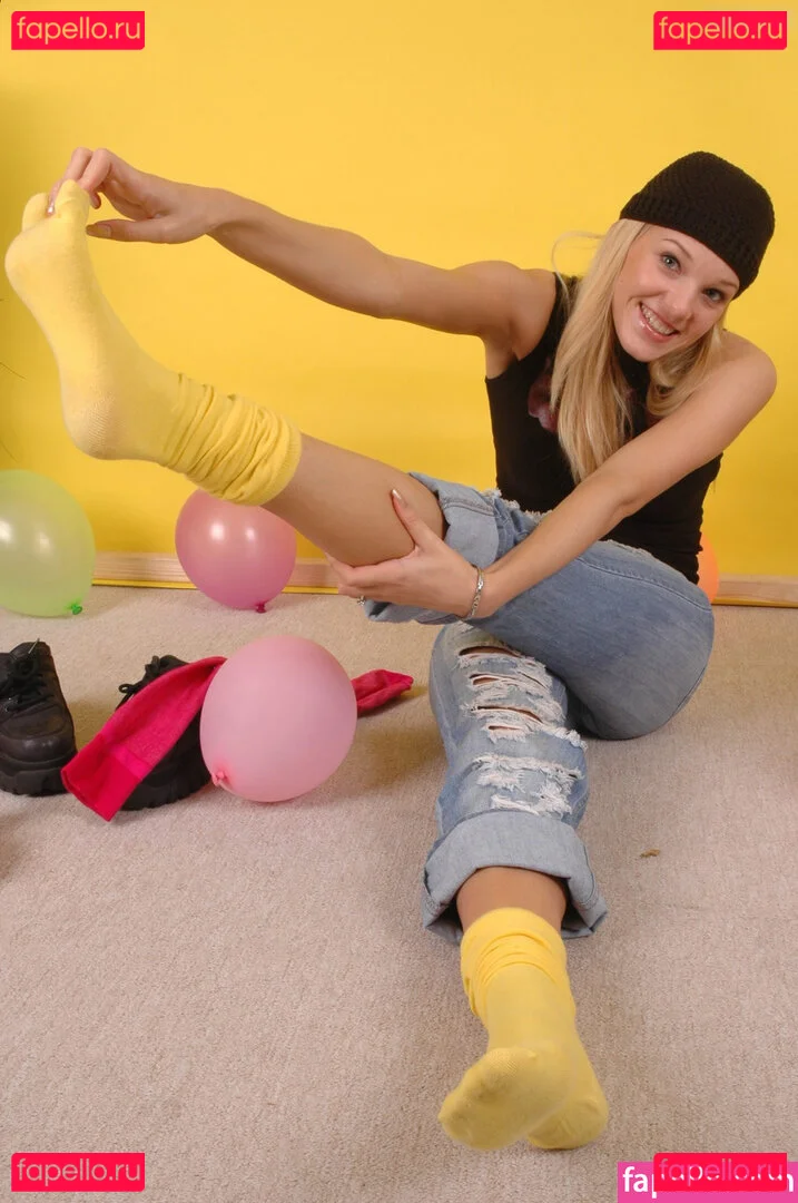 Feetperview / Sockenmädchen Onlyfans Photo Gallery 