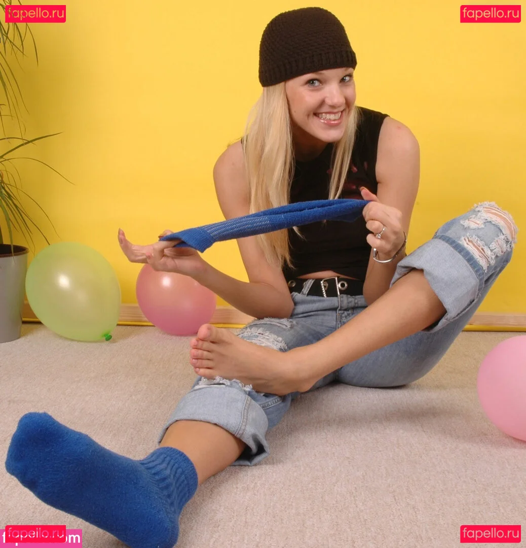 Feetperview / Sockenmädchen Onlyfans Photo Gallery 