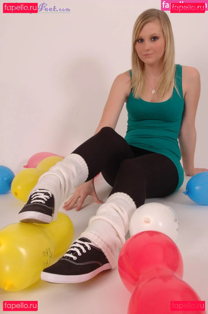 Feetperview / Sockenmädchen Onlyfans Photo Gallery 