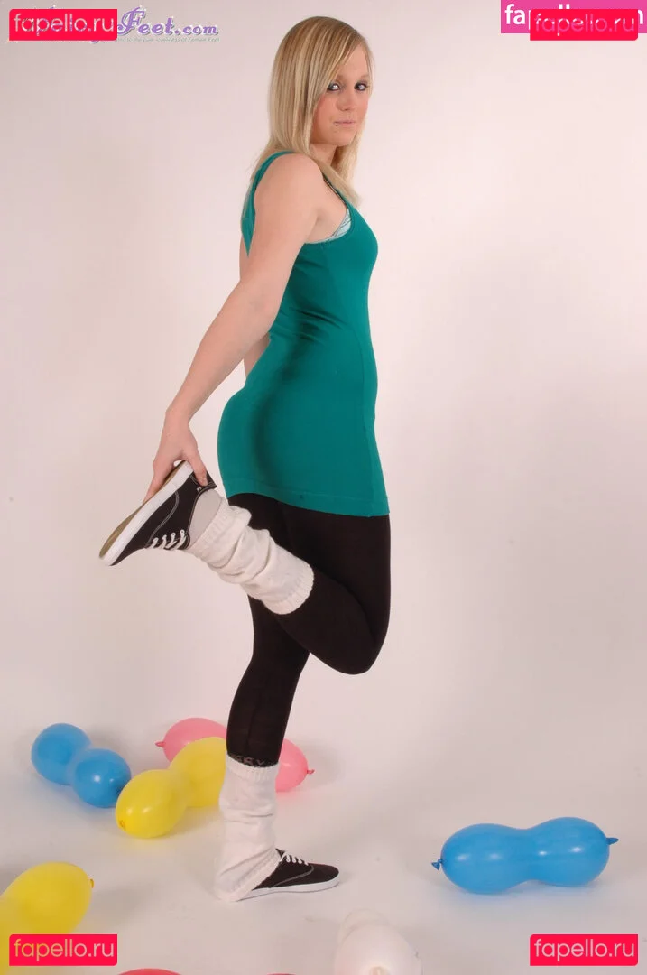 Feetperview / Sockenmädchen Onlyfans Photo Gallery 