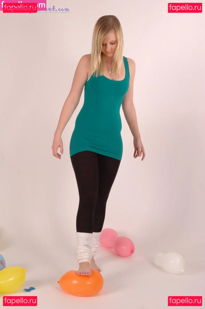 Feetperview / Sockenmädchen Onlyfans Photo Gallery 