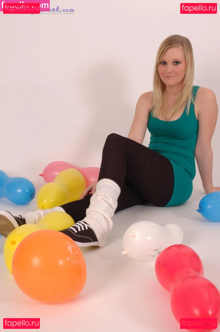 Feetperview / Sockenmädchen Onlyfans Photo Gallery 