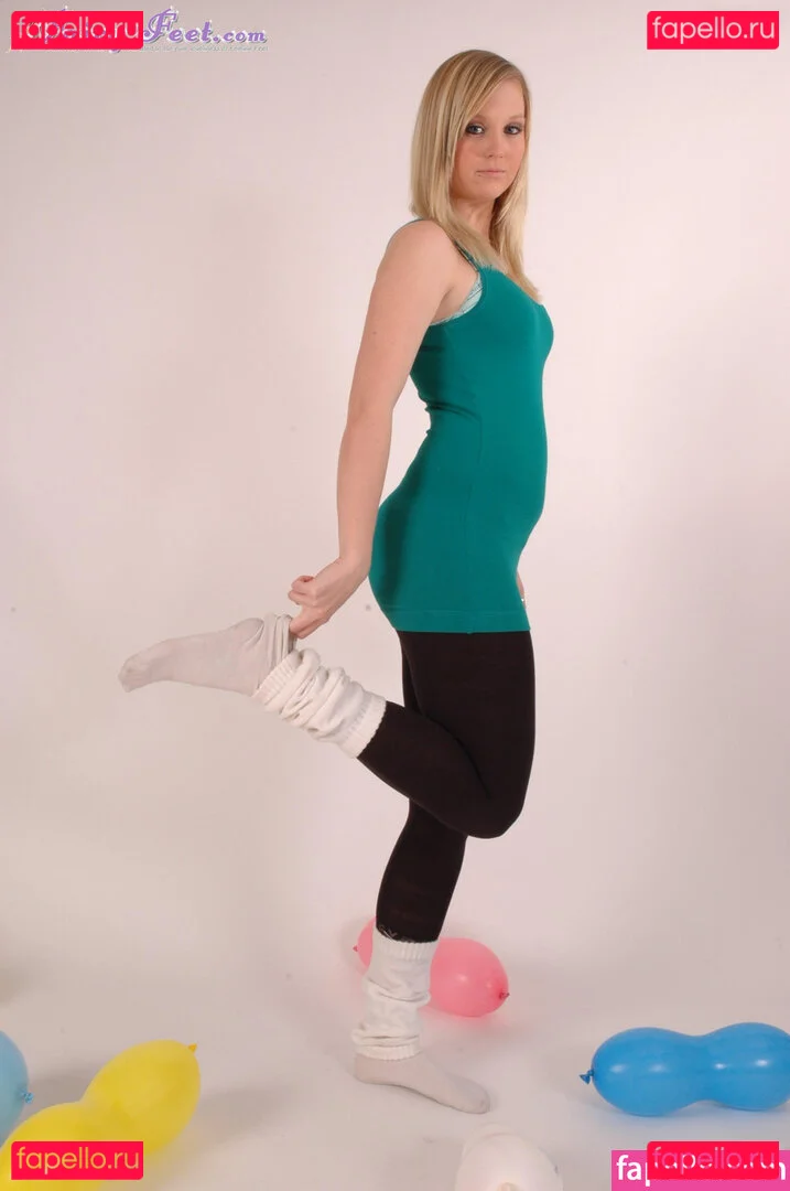 Feetperview / Sockenmädchen Onlyfans Photo Gallery 