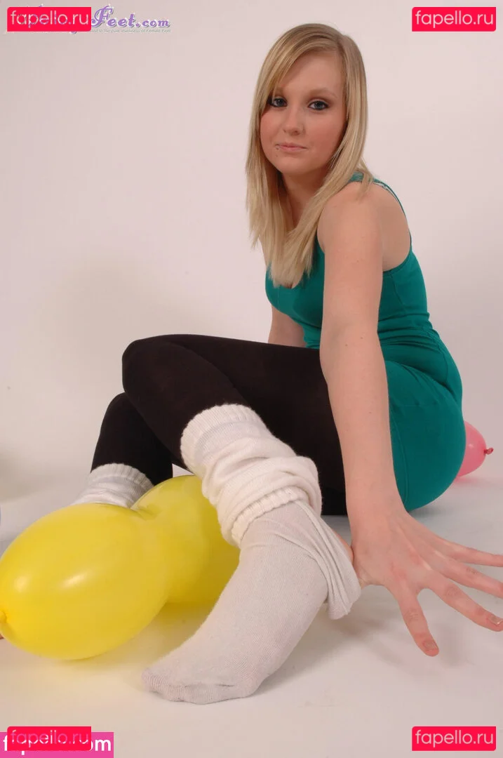 Feetperview / Sockenmädchen Onlyfans Photo Gallery 