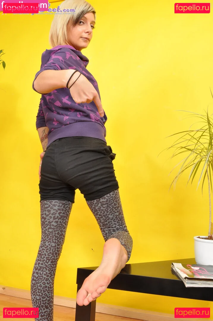 Feetperview / Sockenmädchen Onlyfans Photo Gallery 