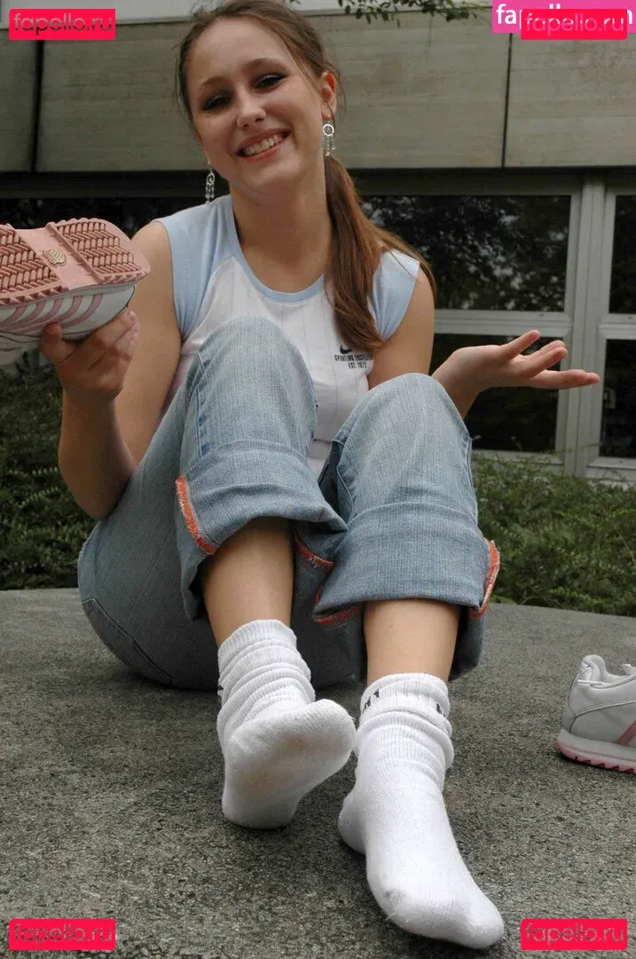 Feetperview / Sockenmädchen Onlyfans Photo Gallery 