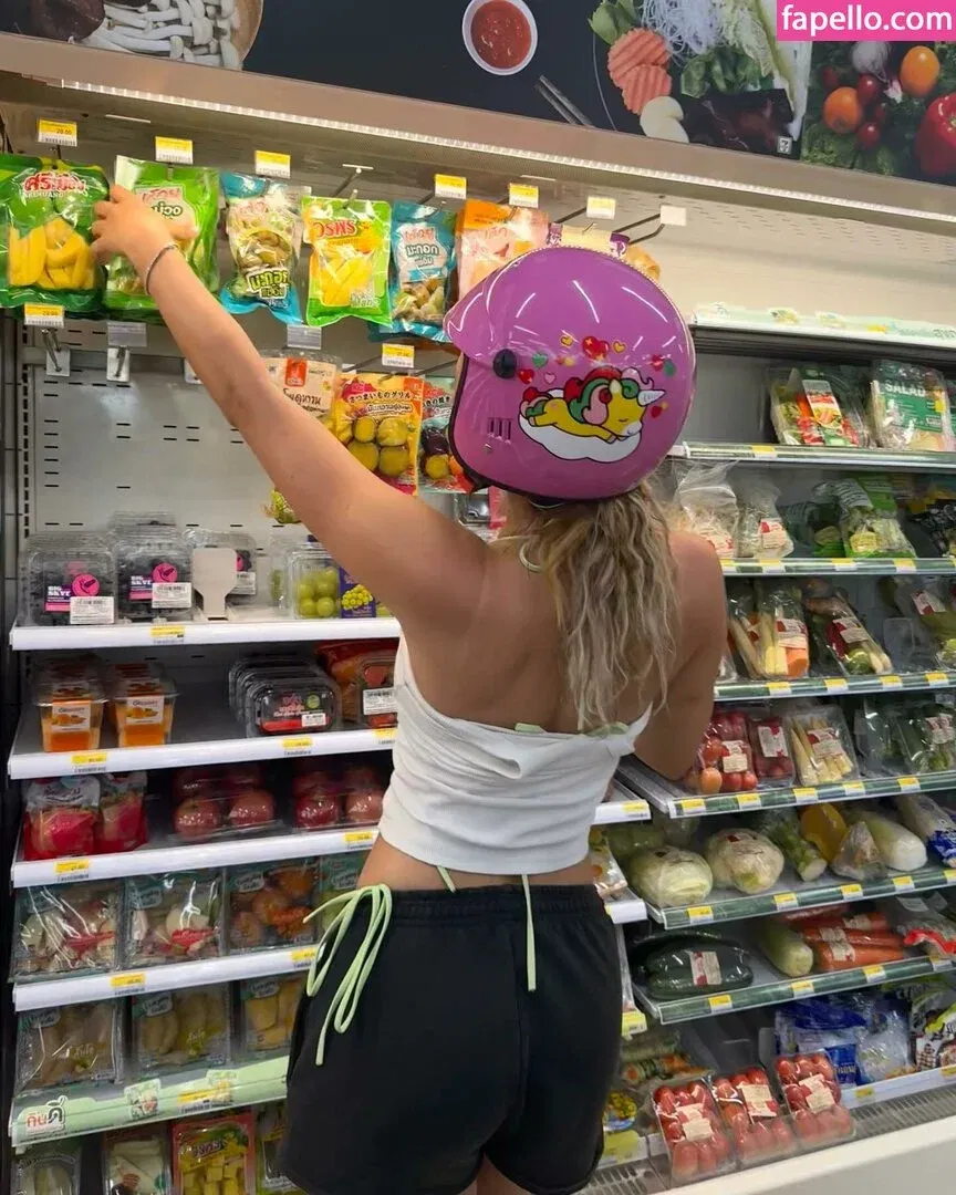 r.julya Onlyfans Photo Gallery 