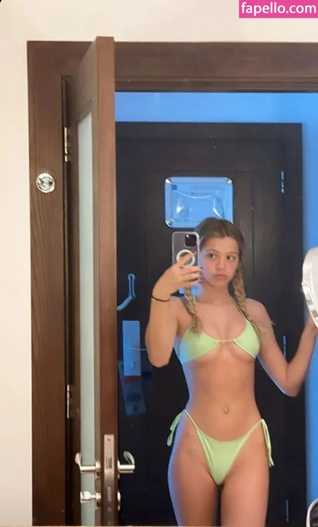 r.julya Onlyfans Photo Gallery 