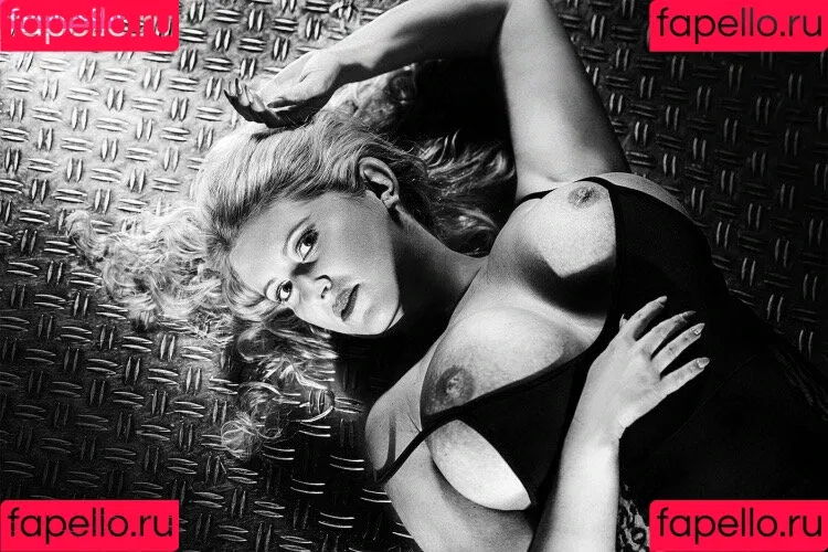 Rachel Hunter Onlyfans Photo Gallery 
