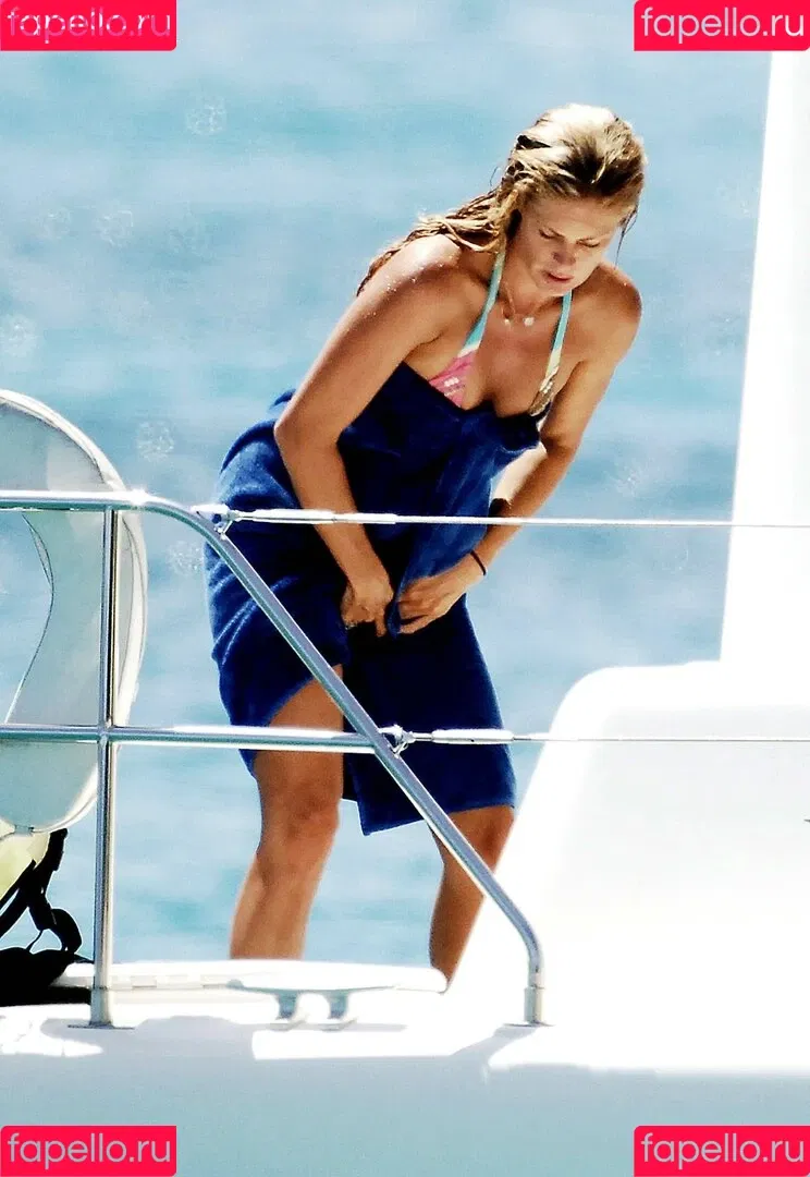 Rachel Hunter Onlyfans Photo Gallery 