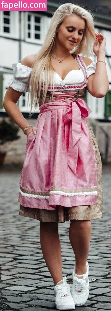 Stefanie Sutton Onlyfans Photo Gallery 