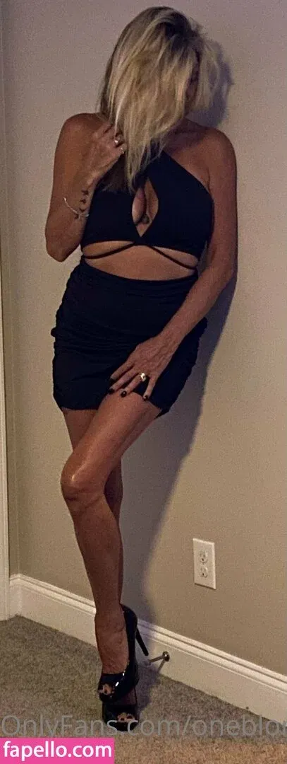 oneblondewife Onlyfans Photo Gallery 