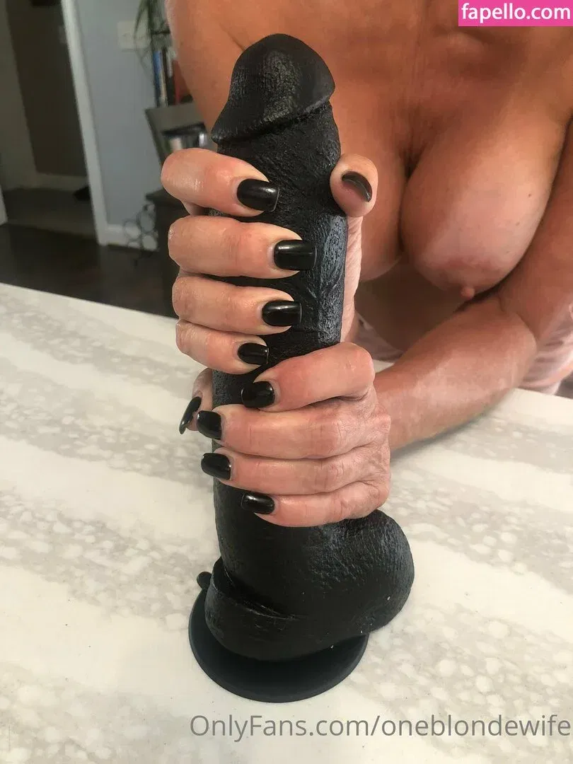 oneblondewife Onlyfans Photo Gallery 