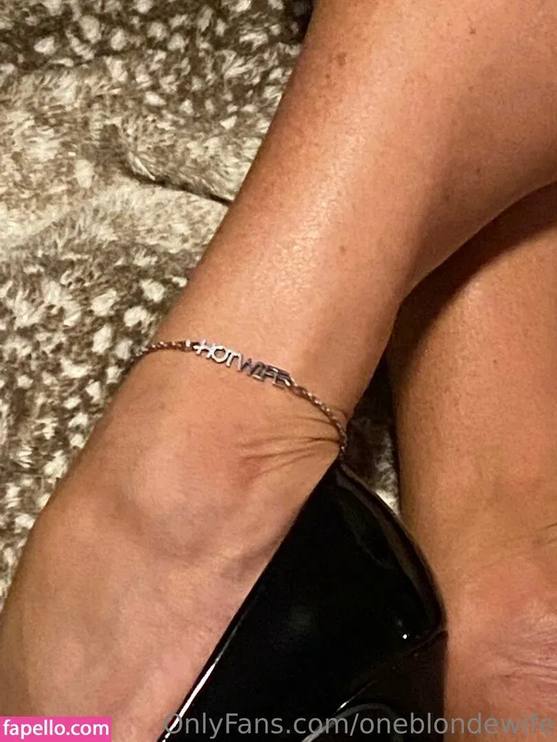 oneblondewife Onlyfans Photo Gallery 