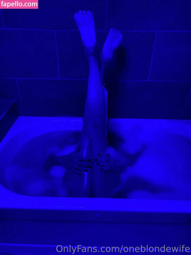 oneblondewife Onlyfans Photo Gallery 