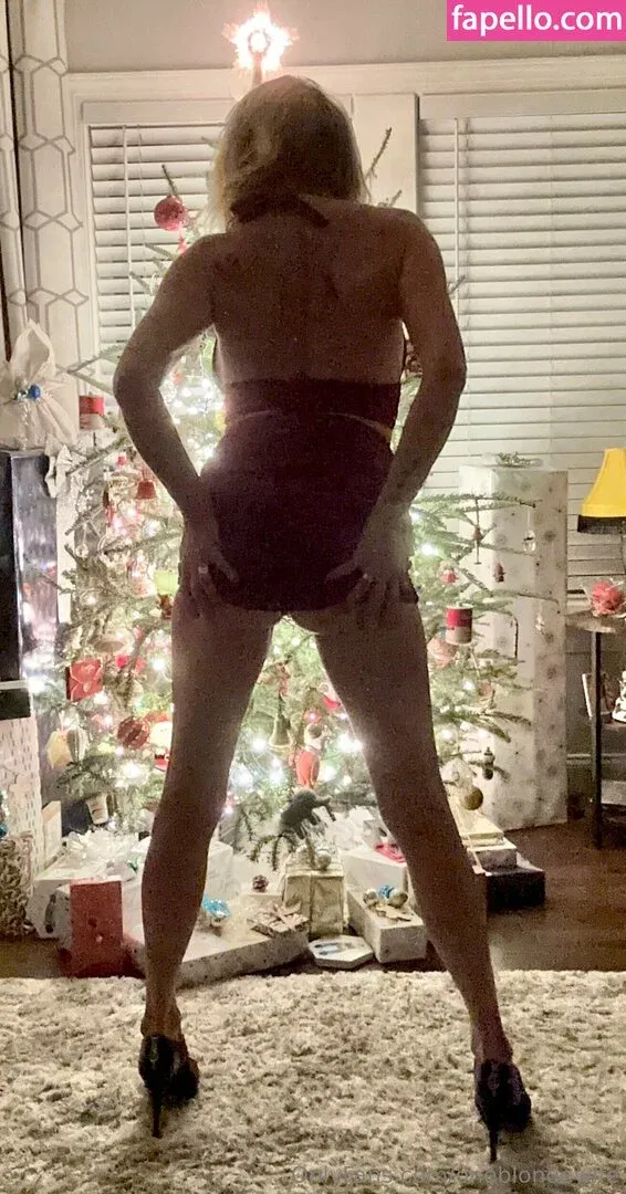 oneblondewife Onlyfans Photo Gallery 