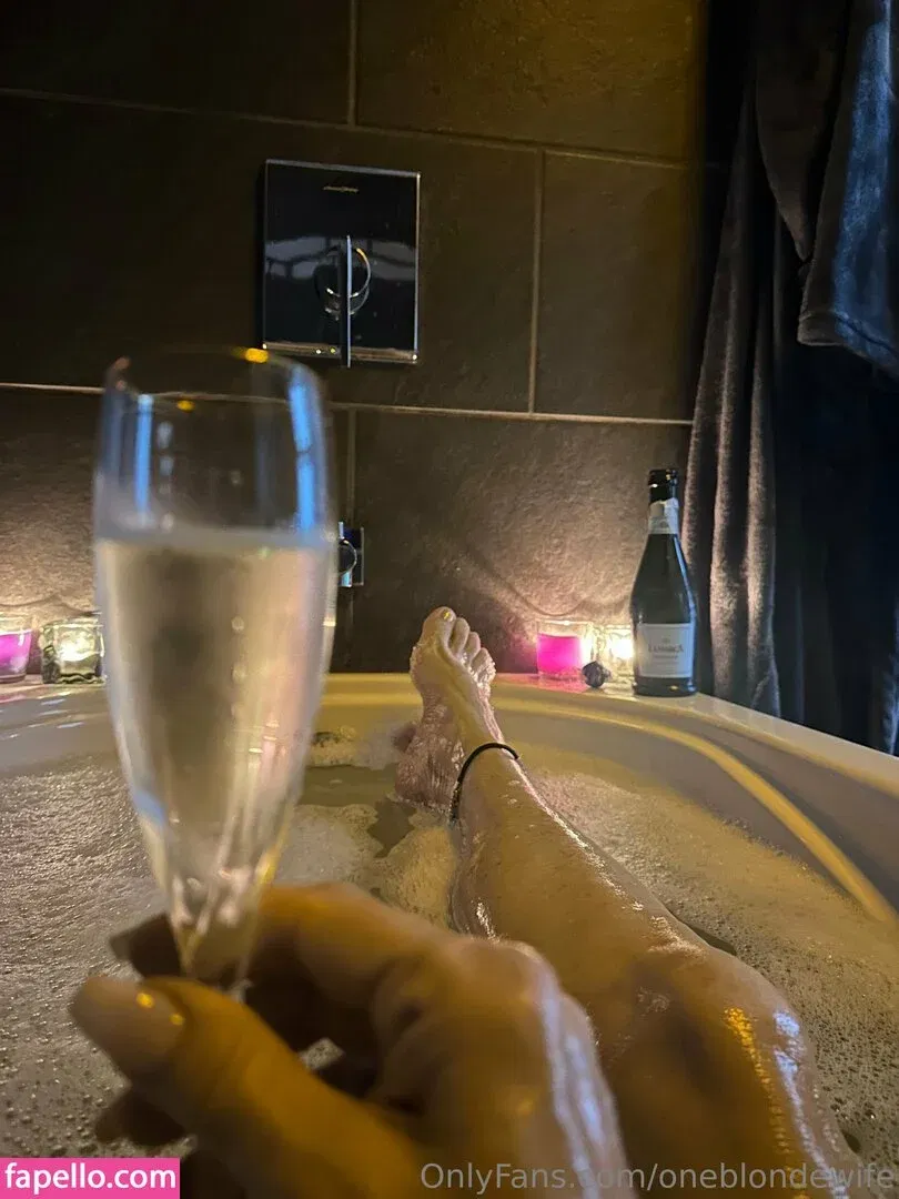 oneblondewife Onlyfans Photo Gallery 