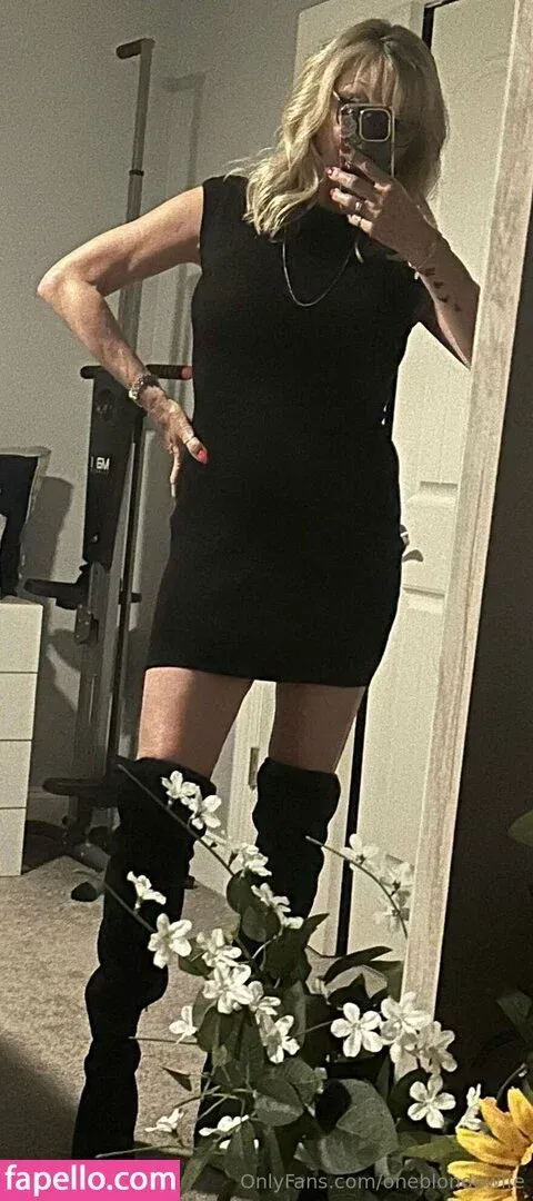 oneblondewife Onlyfans Photo Gallery 
