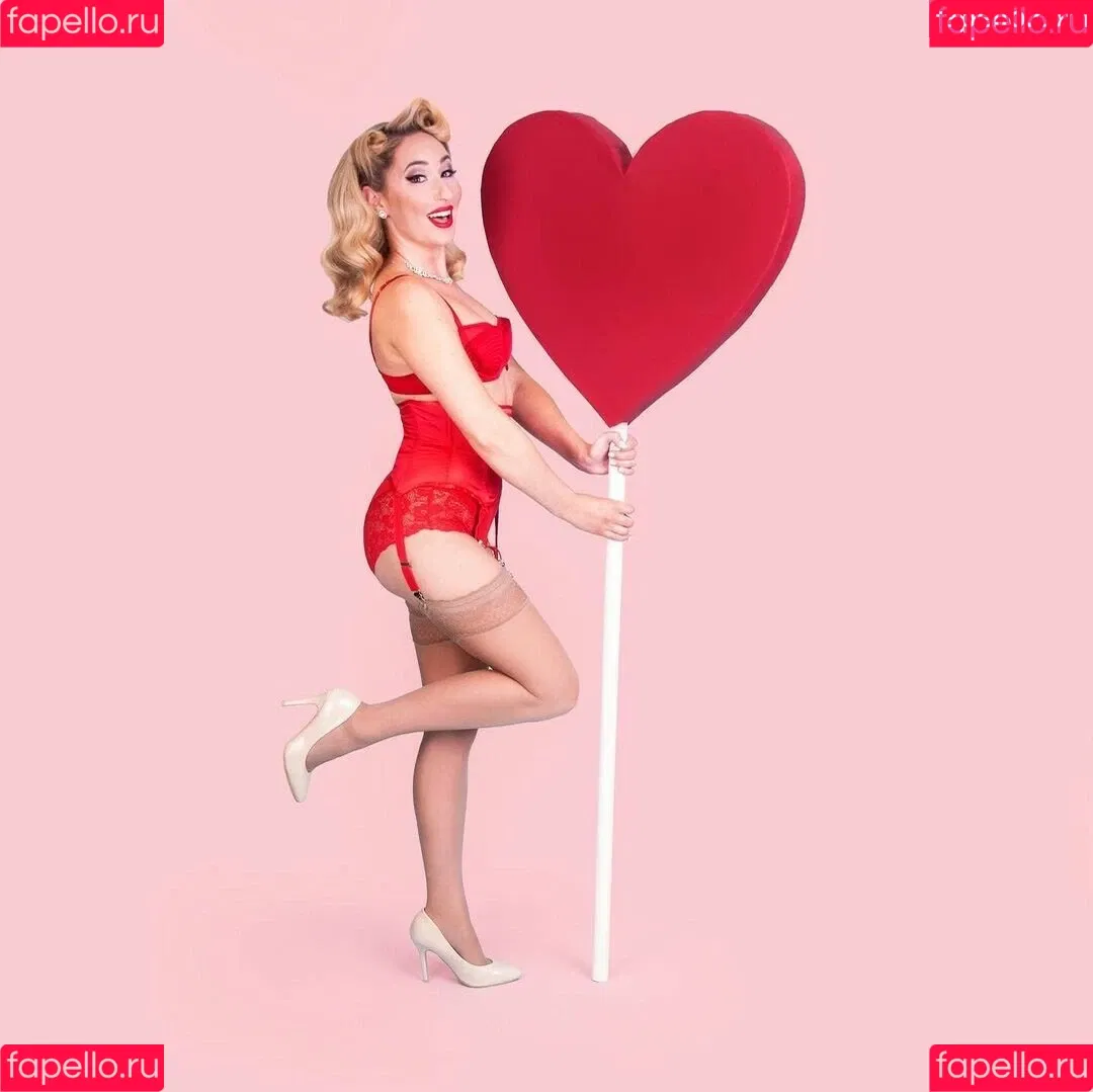Robyn Adele Anderson Onlyfans Photo Gallery 