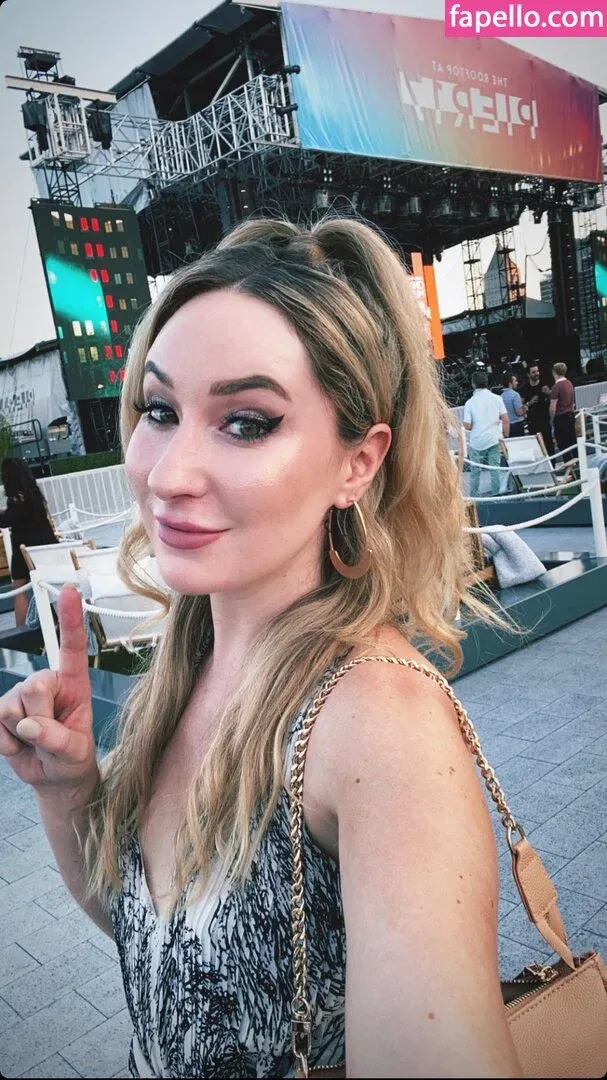 Robyn Adele Anderson Onlyfans Photo Gallery 