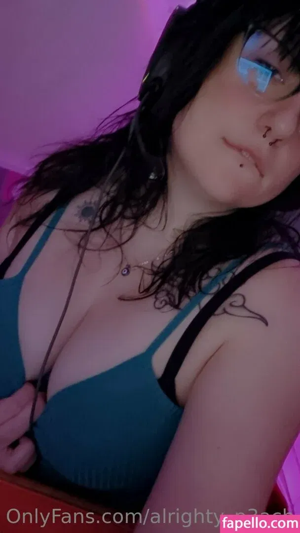 Alrighty_P3ach Onlyfans Photo Gallery 