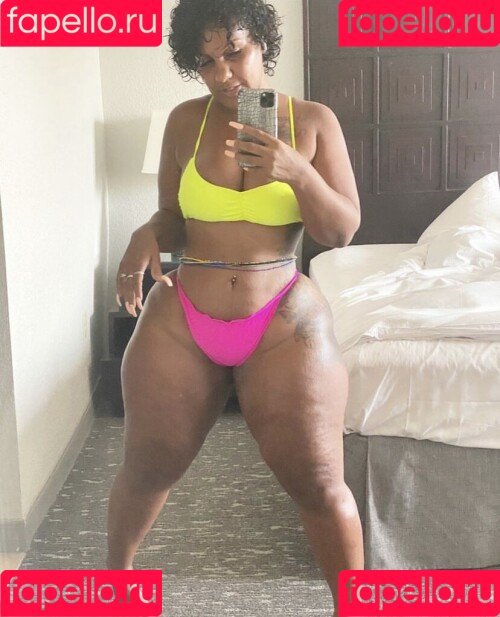 esmy_v Onlyfans Photo Gallery 