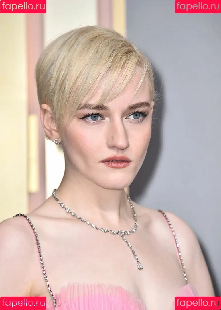 Julia Garner Onlyfans Photo Gallery 