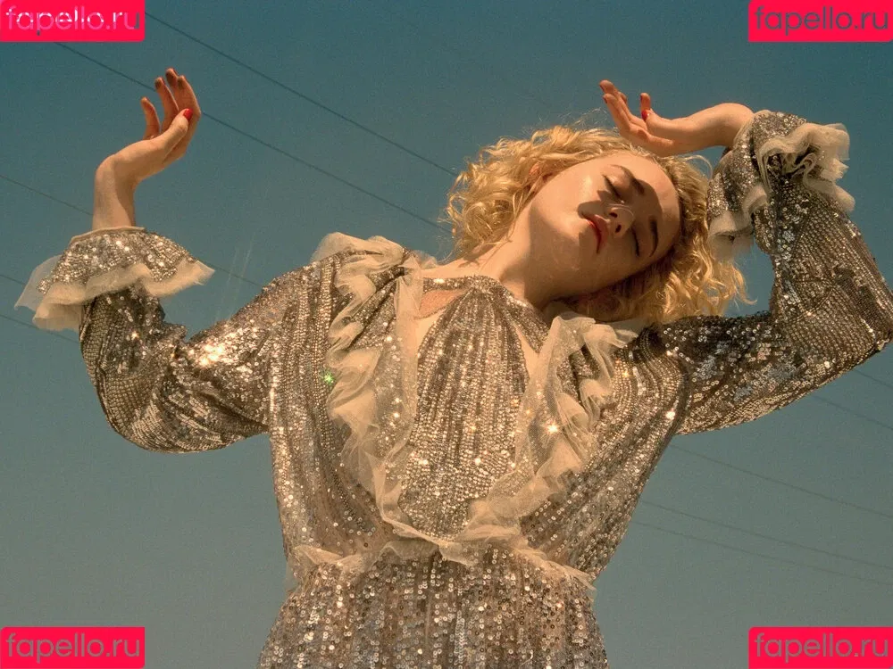 Julia Garner Onlyfans Photo Gallery 