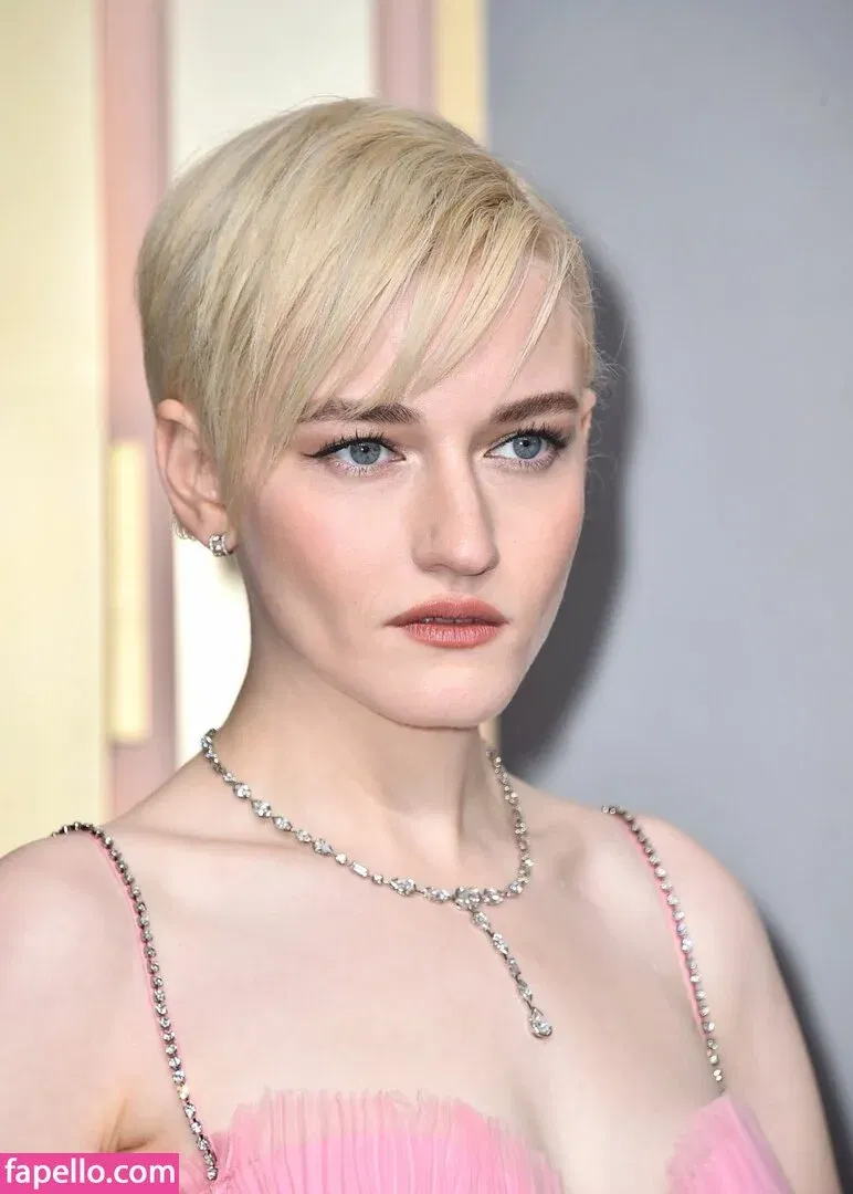 Julia Garner Onlyfans Photo Gallery 