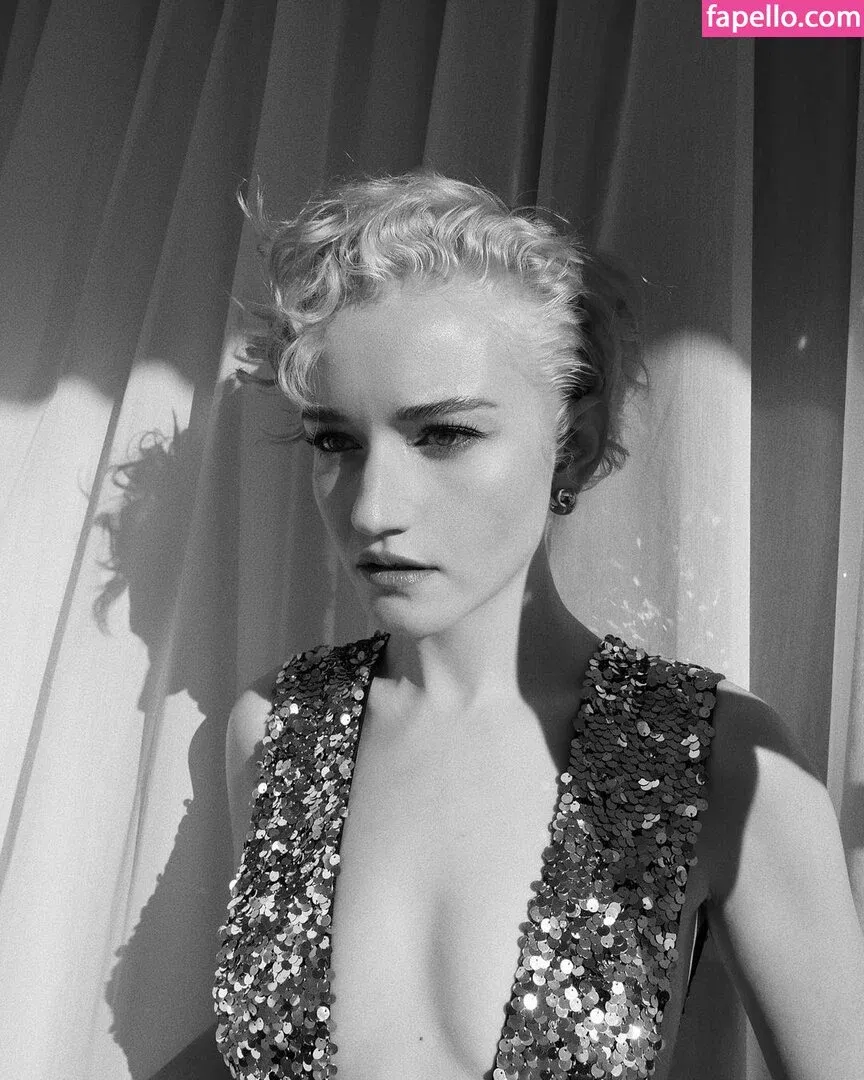 Julia Garner Onlyfans Photo Gallery 