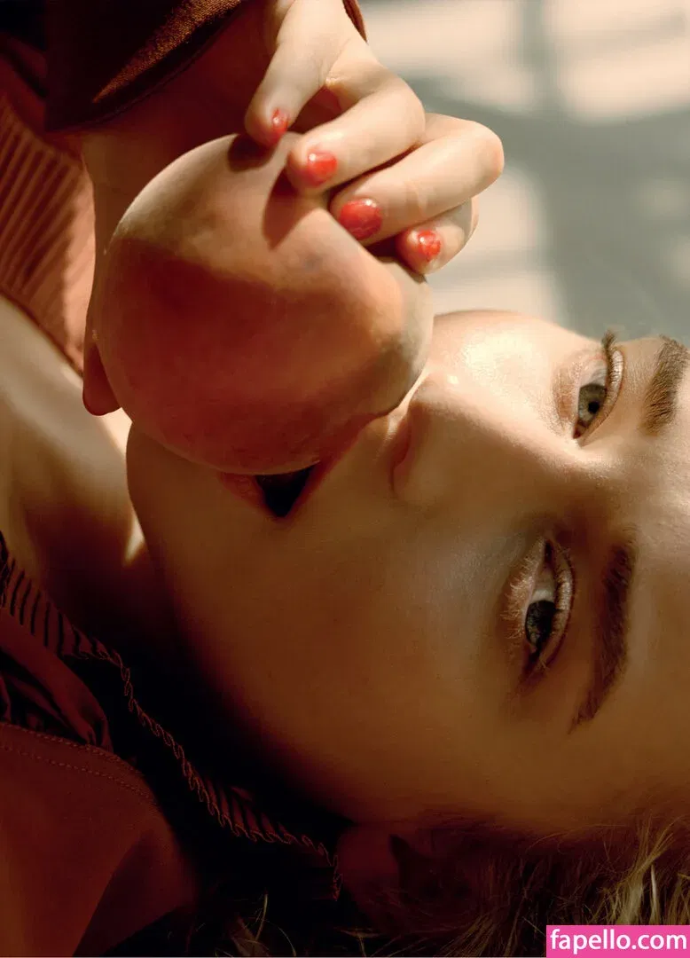 Julia Garner Onlyfans Photo Gallery 