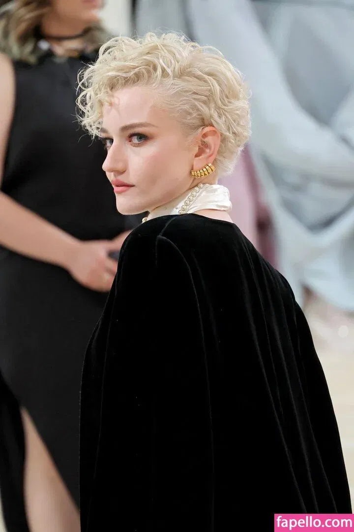Julia Garner Onlyfans Photo Gallery 