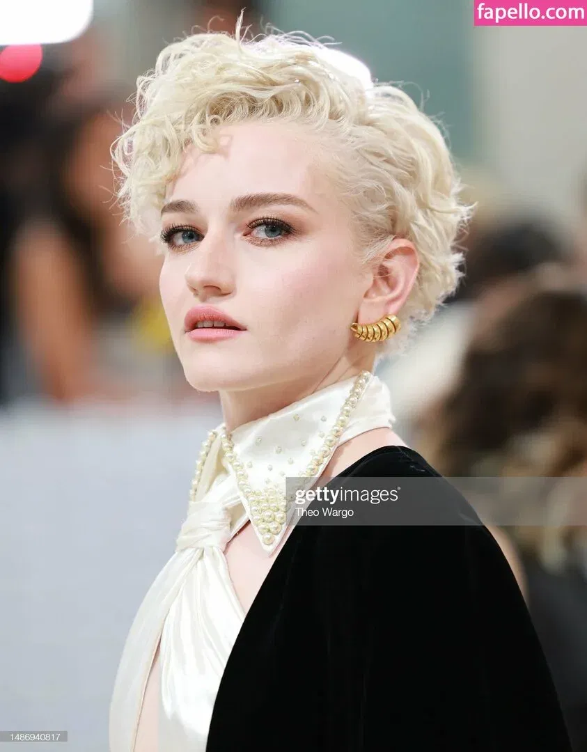 Julia Garner Onlyfans Photo Gallery 