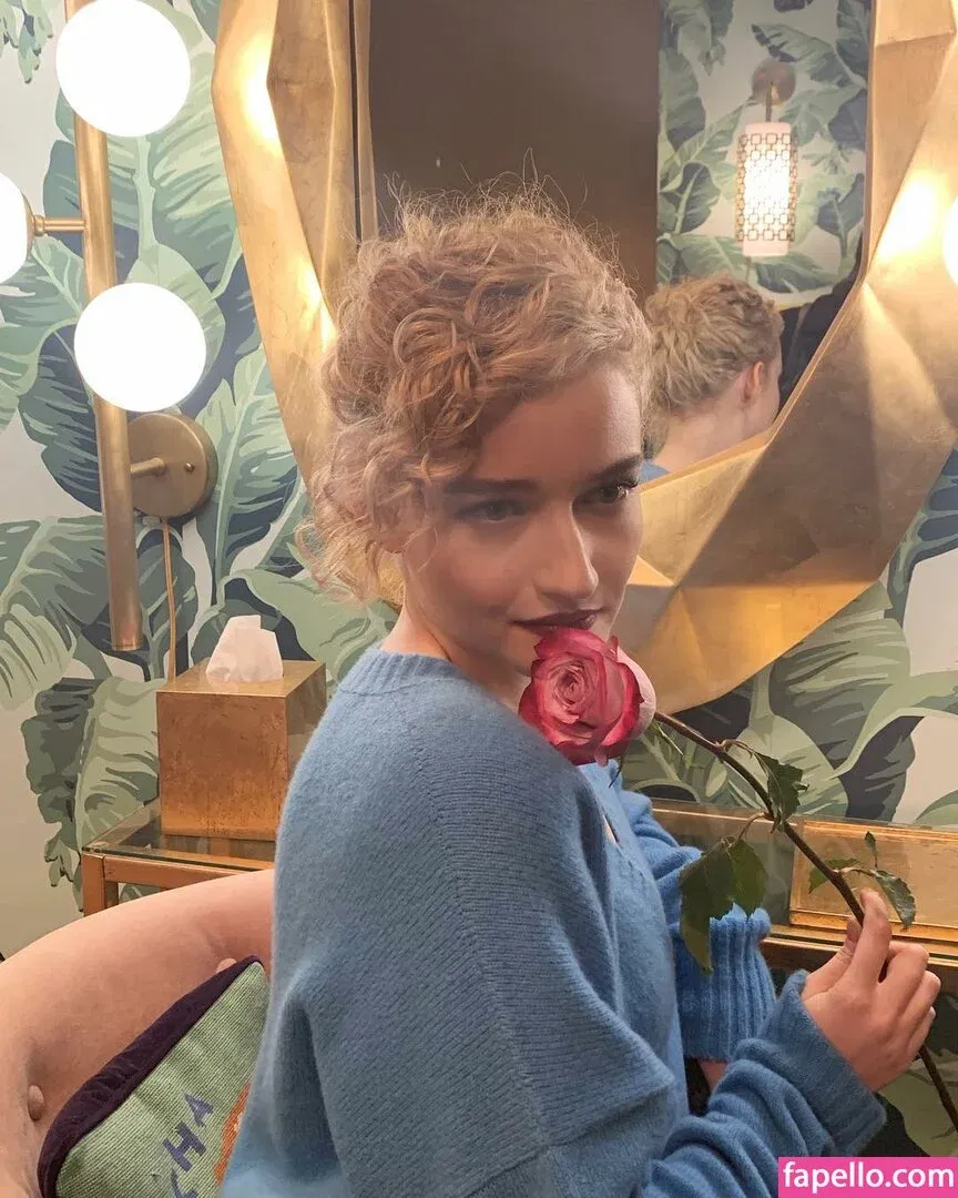 Julia Garner Onlyfans Photo Gallery 