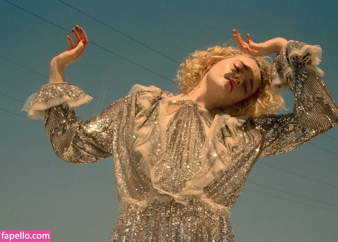 Julia Garner Onlyfans Photo Gallery 