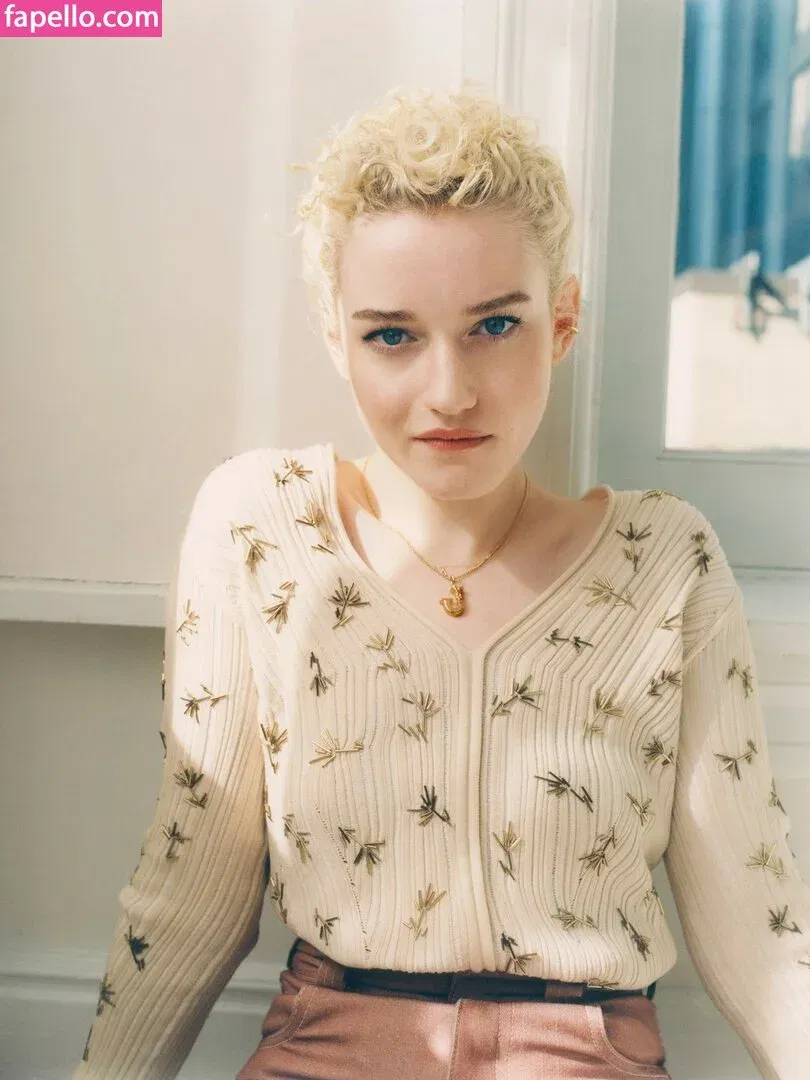 Julia Garner Onlyfans Photo Gallery 