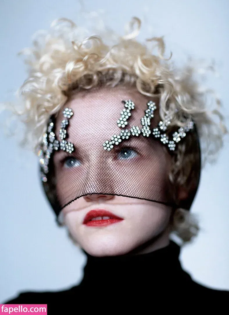 Julia Garner Onlyfans Photo Gallery 