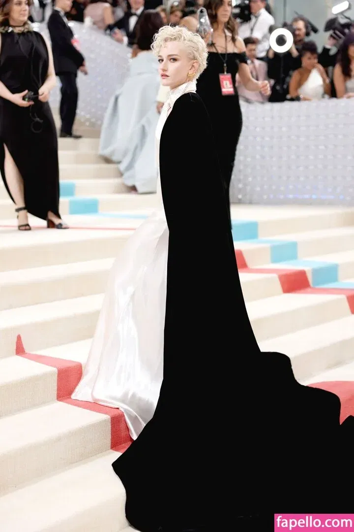 Julia Garner Onlyfans Photo Gallery 