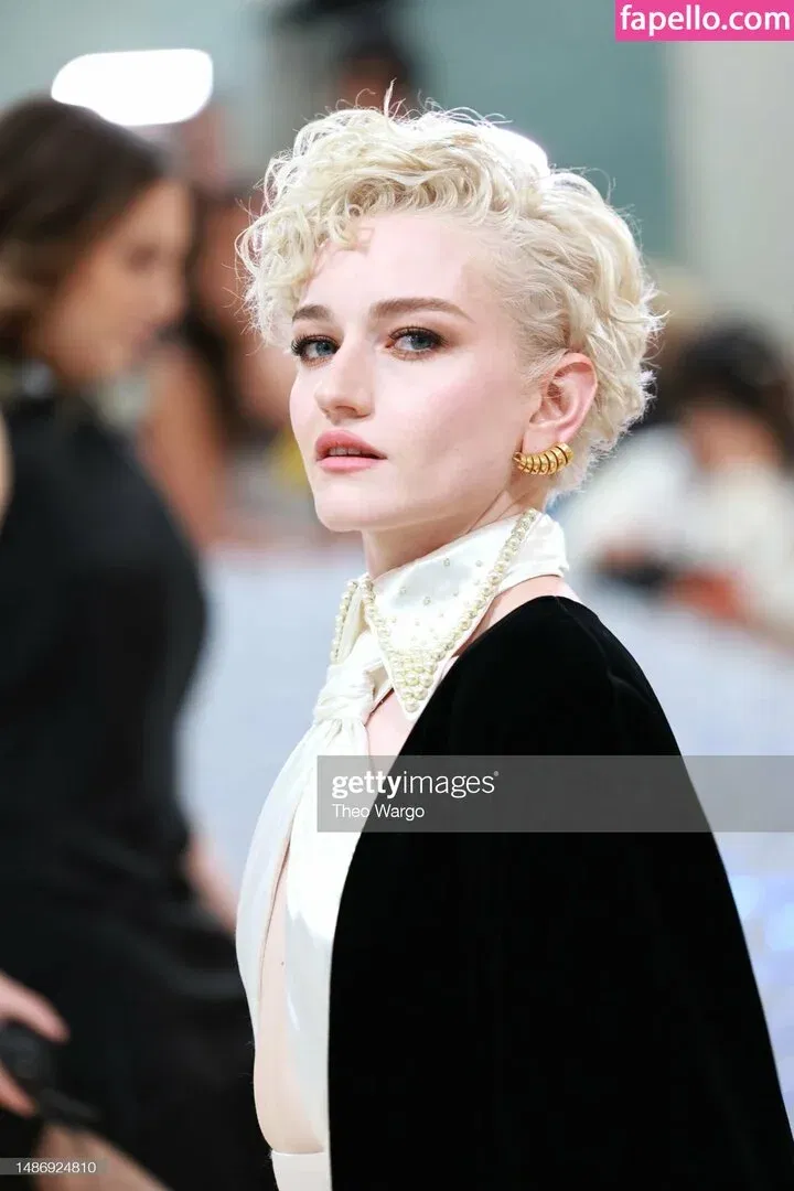 Julia Garner Onlyfans Photo Gallery 