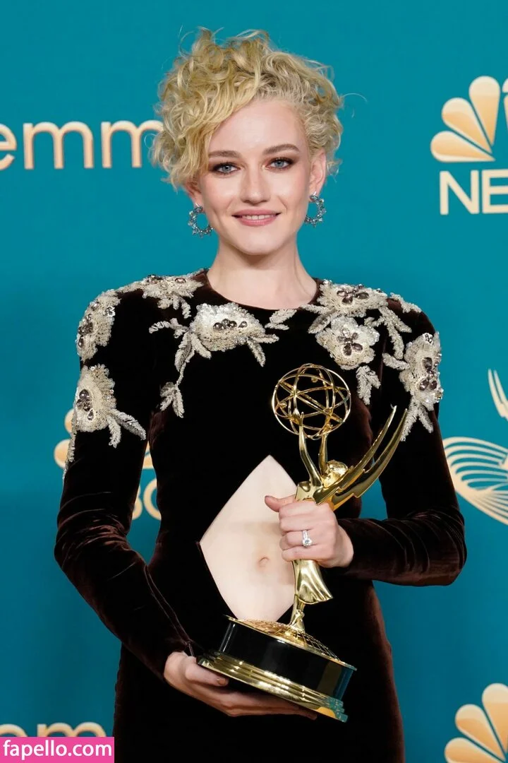 Julia Garner Onlyfans Photo Gallery 
