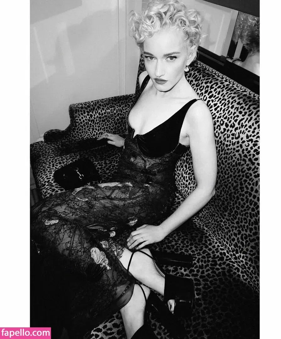 Julia Garner Onlyfans Photo Gallery 