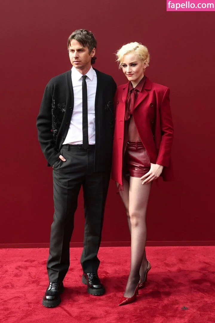 Julia Garner Onlyfans Photo Gallery 