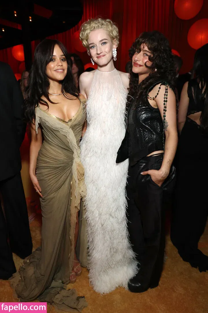 Julia Garner Onlyfans Photo Gallery 