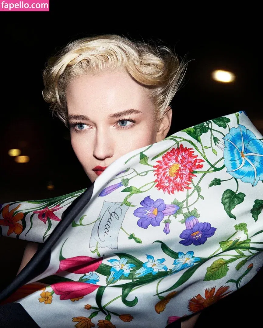 Julia Garner Onlyfans Photo Gallery 