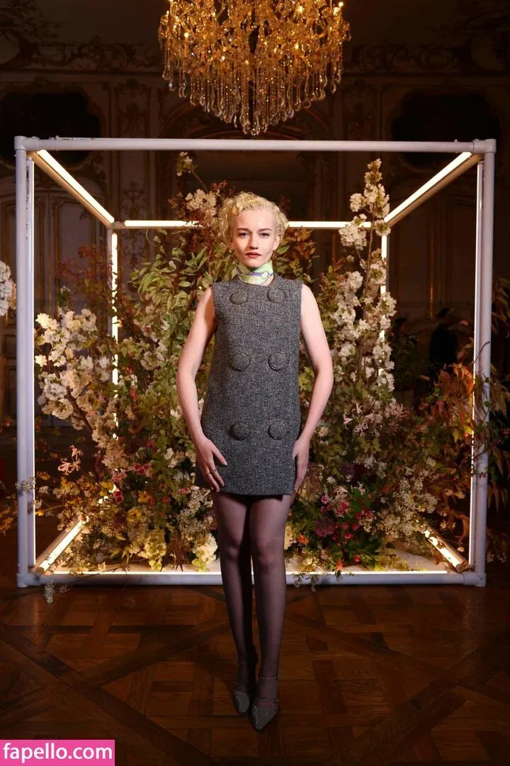 Julia Garner Onlyfans Photo Gallery 